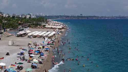 Antalya Kavruluyor! Hissedilen Sıcaklık 42 Dereceye Ulaştı