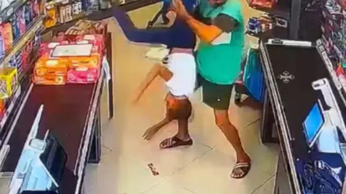 Markette Dehşet! Çocuğu Rafların Arasında Yakalayıp Yere Vurdu