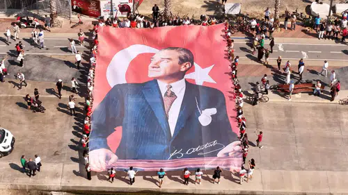 30 Ağustos Coşkusu: 660 Metrekarelik Dev Türk Bayrağıyla Rekor!