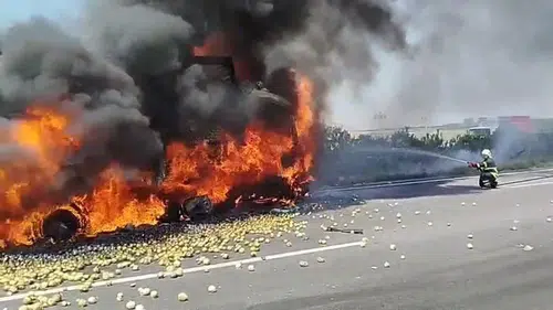 TAG Otoyolu'nda Tıra Çarpan Kamyon Alev Aldı: 1 Ölü