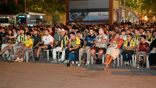 Lyon'u Mağlup Edip Şampiyonlar Ligi'ne Kalan Fenerbahçe'nin Zaferi Isparta'da Coşkuyla Kutlandı!