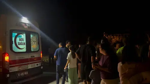 Burdur Kokulu Sokak'ta Bisikletteki 2 Çocuğa Otomobil Çarptı