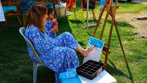 Ayaklarıyla Hayata Tutunan Ressam Ayşe Işık Hadrian Kapısı’nda 35. Sergisini Açtı