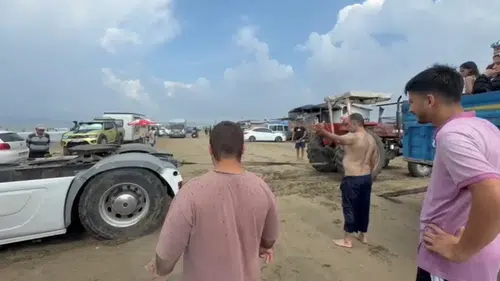 Hatay’da Plajda İlginç Kurtarma! Kuma Saplanan Tırı 2 Traktör Çıkardı