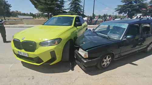 Isparta'da İki Otomobil Çarpıştı: 2 Sürücü Yaralandı