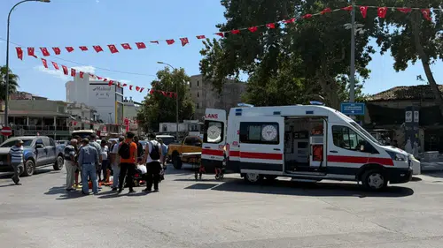 Serik Çınaraltı Meydanı'nda Yürekleri Ağza Getiren Kaza