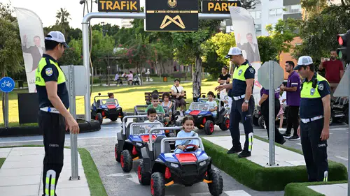 Minikler Direksiyon Başına Geçti: Trafik Kurallarını Öğrendi!