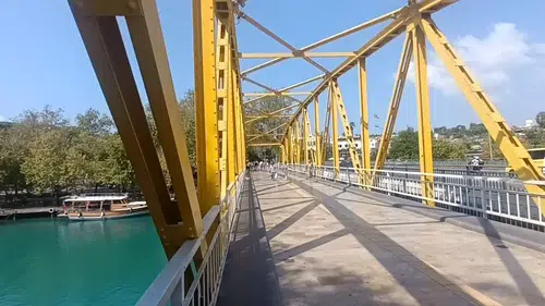Manavgat’ta Tehlikeli Eğlence! Uyarılara Aldırmadan Irmağa Atladılar