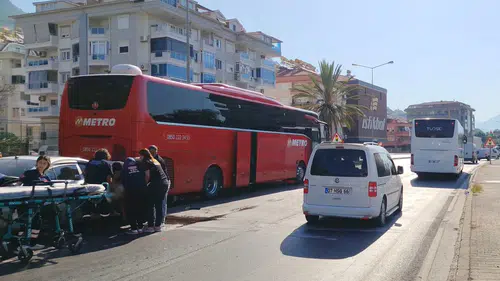 Alanya'da Yolcu Otobüsü ile Otomobil Çarpıştı! 1 Yaralı