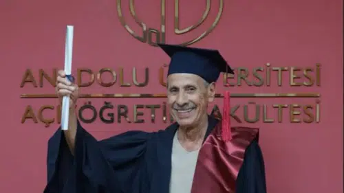 76 Yaşında Pes Etmedi! 21 Yılda 10 Bölüm Bitirdi