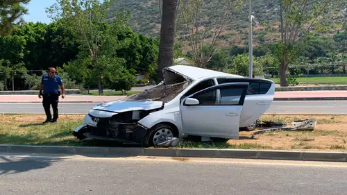 Gazipaşa’da Feci Kaza: Palmiye Ağacına Çarpan Otomobil Hurdaya Döndü!