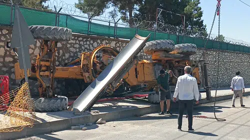 Burdur'da Ani Fren Yapan TIR'ın Üzerindeki Greyder Devrildi