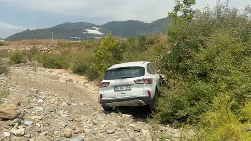 Gazipaşa'da Direksiyon Hakimiyeti Kaybolan Araç Dereye Düştü: 1 Yaralı