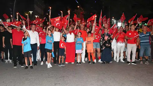 Kemer’de 30 Ağustos Coşkusu: Gündüz Tören, Gece Fener Alayı