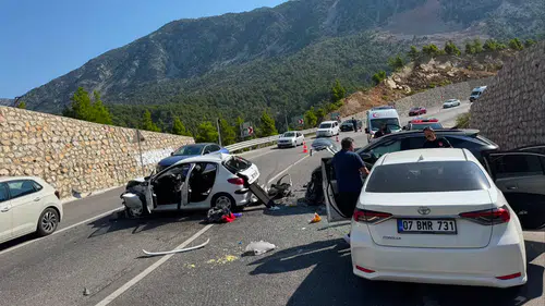 Antalya-Konya Karayolunda Zincirleme Çarpışma: 4 Yaralı