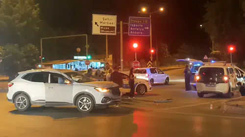 Burdur'da İki Araç Kavşakta Çarpıştı: Sürücü Hastaneye Kaldırıldı