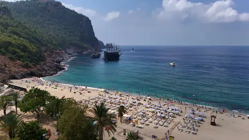 Alanya'da Sıcak Alarmı! 33 Derecede Plajlar ve Tekne Turları Doldu Taştı