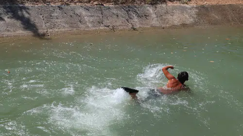 "Beynim Su Kaynattı" Diyerek Atladılar! Adana’da Tehlikeli Serinlik
