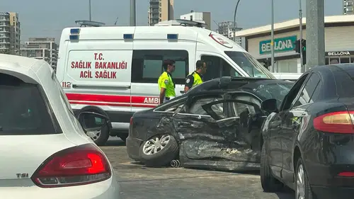 Kendi Yaralarını Unuttular, Yardıma Koştular! Mersin'de Ambulans ile Otomobil Çarpıştı, 5 Yaralı!