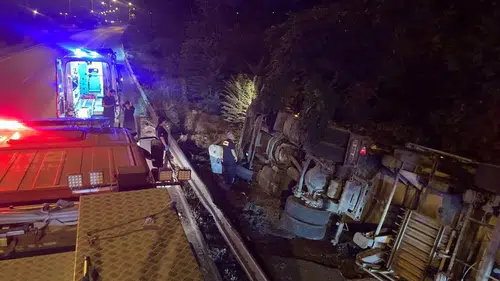 Hatay'da TIR Devrildi: 1 Sürücü Yaralandı