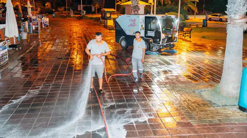 Alanya’da Gece Mesaisi: İskele Bölgesi Baştan Sona Temizlendi
