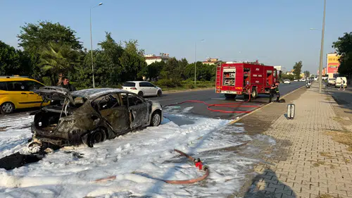 Serik'te Seyir Halindeki Otomobil Alev Aldı: 4 Yaralı