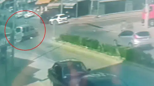 Manavgat'ta Sağa Yanaştı, Sola Kırdı! Araca Çarptığı Anlar Kamerada