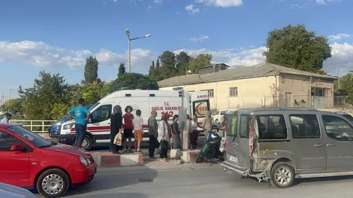 Burdur'da Otomobil ile Motosiklet Çarpıştı: 1 Yaralı