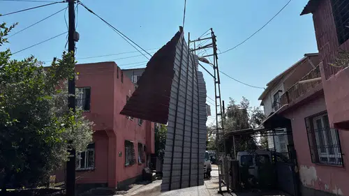 Sağanak Şoku: Seyhan’da Yol Kapandı, Sarıçam’da Elektrik Tellerine Çatı Düştü