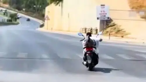 Alanya Çevreyolu'nda Motosiklet Sürücüsünün Tehlikeli Şovu Kask Kamerasında