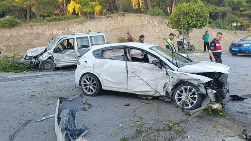 Manavgat'ta Feci Çarpışma: Olay Yeri Savaş Alanına Döndü