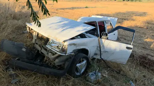 Hatay’da İki Otomobil Çarpıştı: Şarampole Devrilen Araç Hurdaya Döndü