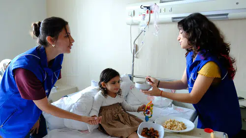 Mersin'de Gönüllü Gençlerden Anlamlı Ziyaret: Hastalara Moral Oldular!