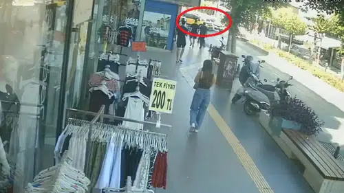 Manavgat'ta Kırmızı Işık İhlali Yaptı, Dükkana Dalmaktan Son Anda Kurtuldu