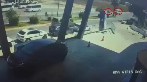 Manavgat'ta Tur Minibüsü ile Çarpışan Motosikletli Ağır Yaralandı