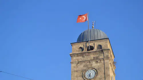 Antalya’nın Tarihi Saat Kulesi'ndeki Soluk Bayrak Neden Değiştirilmiyor?