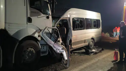Hatay'da İşçi Servisi ile TIR Kafa Kafaya Çarpıştı: 1 Ölü, 15 Yaralı