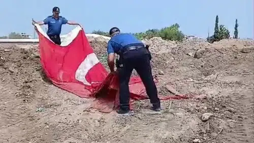 Enkaz Arasında Bulunan Türk Bayrağına Polis Memurundan Anlamlı Saygı