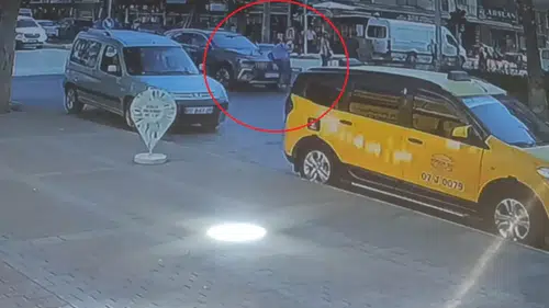 Manavgat'ta Kırmızı Işıkta Yola Fırlayan Yayaya Otomobil Çarptı