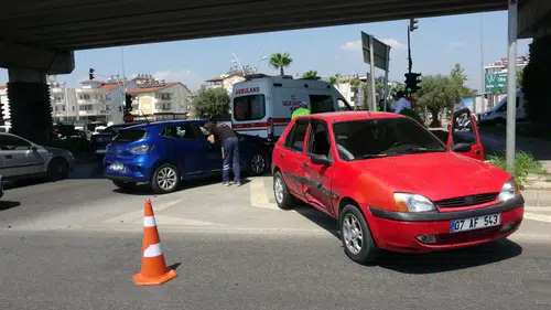 Manavgat D-400'de Kavşak Geçişi Kazayla Bitti! Sürücü Hastanelik Oldu