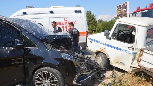 Antalya'da Sürücü Araçta Sıkıştı, Turist Aile Şans Eseri Kurtuldu