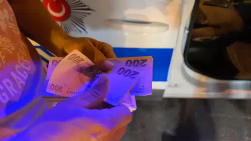 İnegöl’de Örnek Davranış: 30 Bin TL Bulduğu Çantayı Polise Teslim Etti
