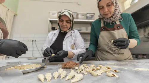 Mersin’deki Üretici Kadın Stantlarından Kendi Mantı Evine