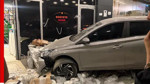 Adana'da Direksiyon Hakimiyetini Kaybedip Peş Peşe Mağazaya Daldılar