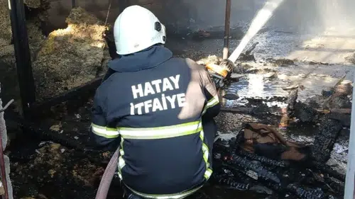 Hassa'da Ev ve Ahır Yangını: Ekiplerin Müdahalesiyle Söndürüldü