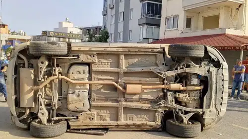 İskenderun'da Otomobiller Çarpıştı: 2 Sürücü Yaralandı
