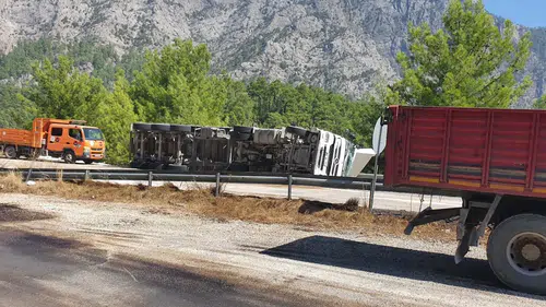 Isparta-Antalya Karayolunda Korku Dolu Kaza: Virajı Alamayan TIR Devrildi