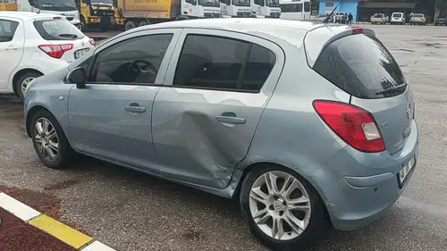 Burdur'da Hafif Ticari Araçla Otomobil Çarpıştı: 2 Yaralı