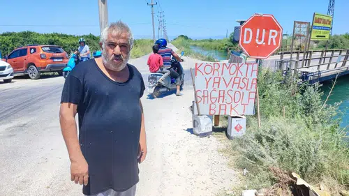 Adana'da Tehlikeli Kavşak: Vatandaş Kendi Tabelasıyla Önlem Aldı