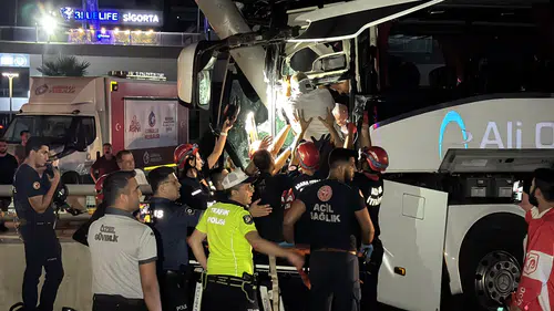 Adana'da Kontrolden Çıkan Yolcu Otobüsü Duvara Çarptı: 11 Yaralı